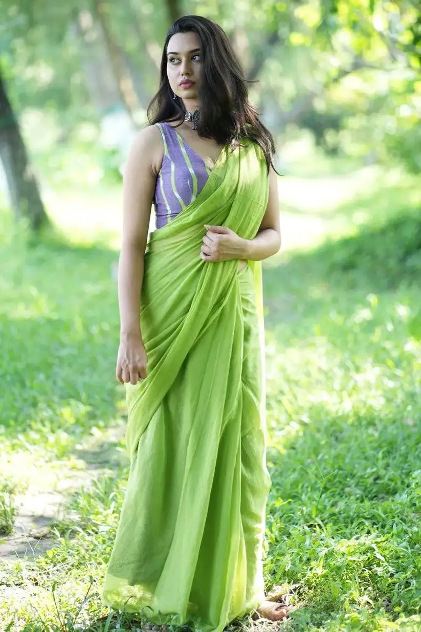 Buy MOOLDHANI Women Light Green Solid Cotton Single Saree
