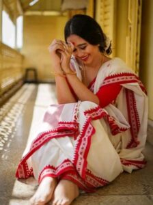 Premium Quality Traditional White Red Color Begumpuri Handloom Cotton Sarees With Unstitched Blouse Piece